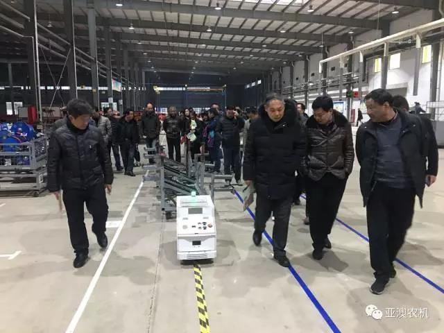 各級(jí)領(lǐng)導(dǎo)觀(guān)摩總裝配線(xiàn)的AGV智能搬運(yùn)車(chē) 各級(jí)領(lǐng)導(dǎo)觀(guān)摩總裝配線(xiàn)的AGV智能搬運(yùn)車(chē)